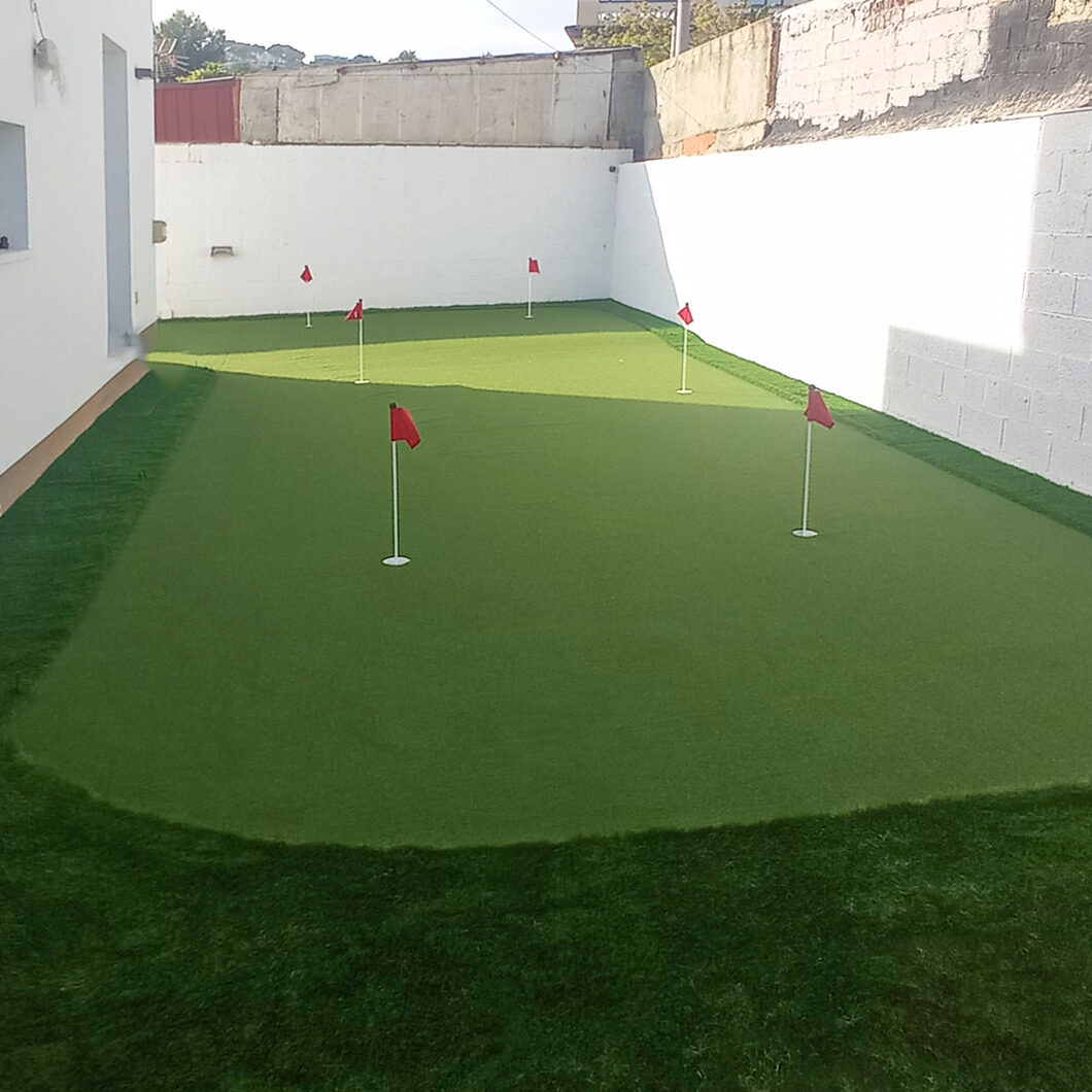 PUTTING GREEN CAST.